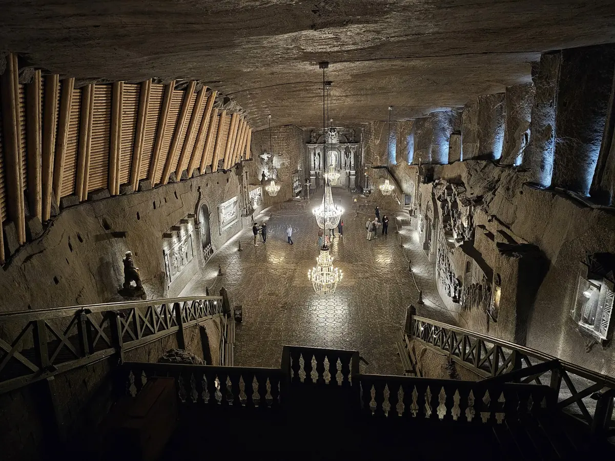 Overview of a large chamber on the tourist route